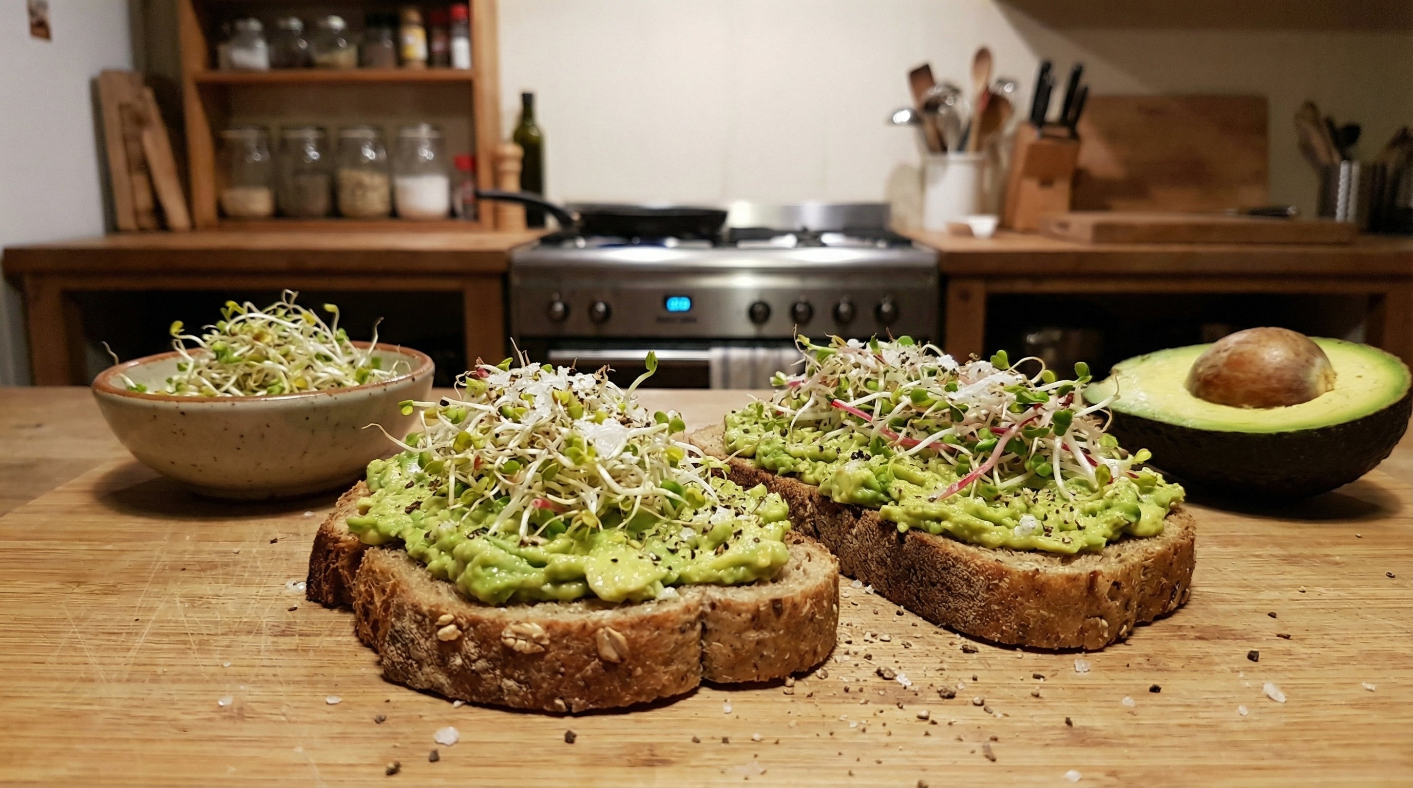 Avocado-Vollkornbrot mit Sprossen